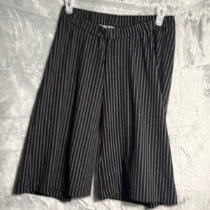 A Pea in the pod maternity capri pants wide leg goucho style size medium black